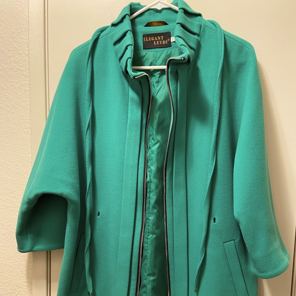 European style Women’s Coat. Size S Green color